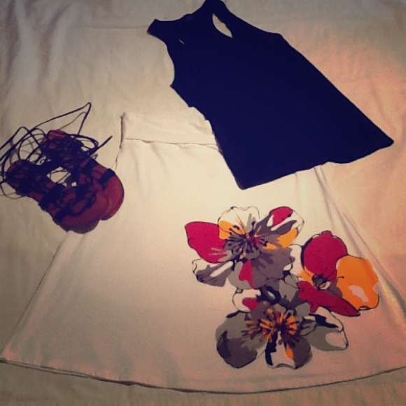 White cotton casual skirt with flower print