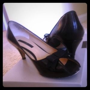 Bandolino black patent peeptoe with bow detail