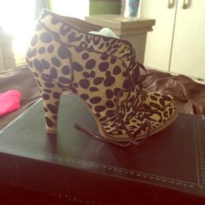 Cute leopard bootie