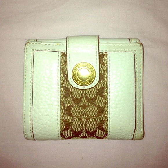 🚫SOLD🚫Coach Cream Leather Bi-Fold Wallet