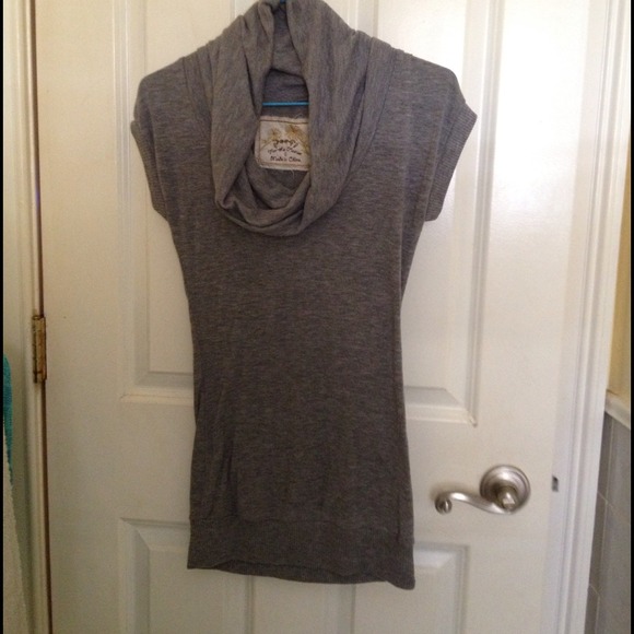 Gray short sleeve long shirt