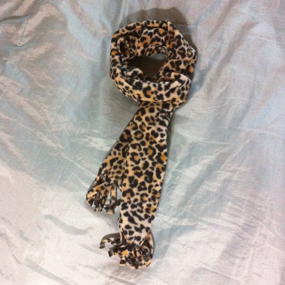 Cheetah or Leopard Scarf - Picture 1 of 3