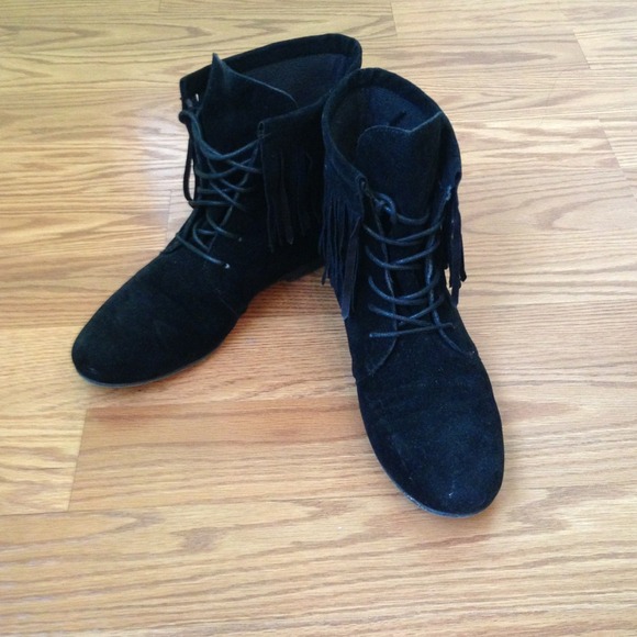 ✨Sold✨Breckelle's black boot moccasins size 7.5