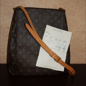 Cross body Louis Vuitton '05 bag! (USED 3 TIMES)!!