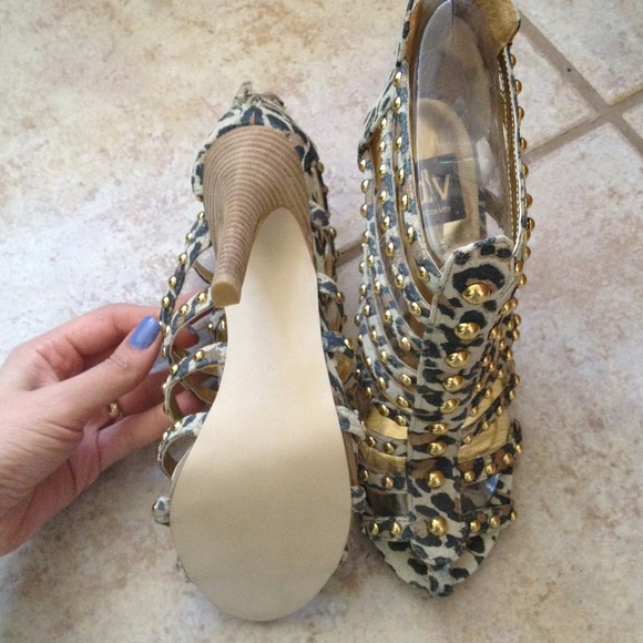Shoes - Picture 3 of 4