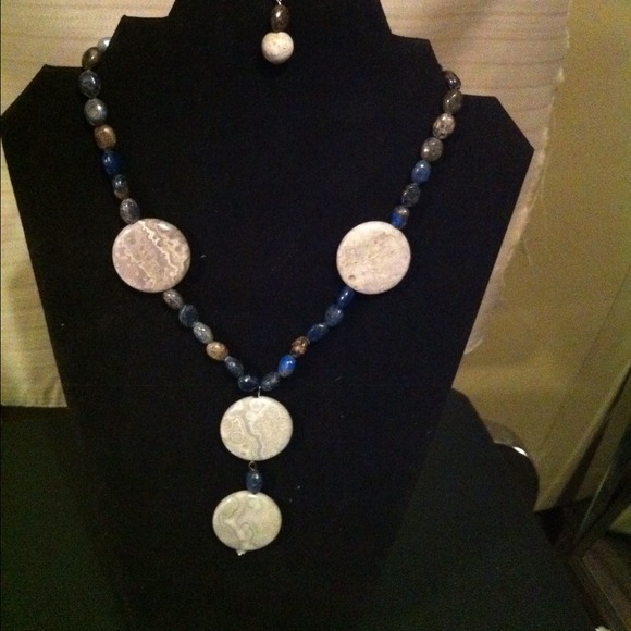 Large necklace in lapis. - Picture 1 of 1