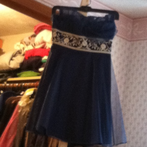 dark blue with white flowers ruffle top. - Picture 1 of 1