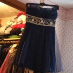 dark blue with white flowers ruffle top.