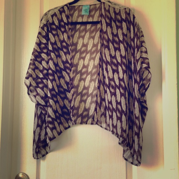 ✨Sold✨Feather patterned cover up!