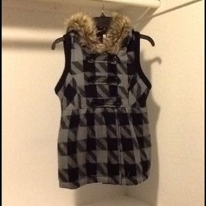 Bongo/Sleeveless Sweater w/ fur hoodie.