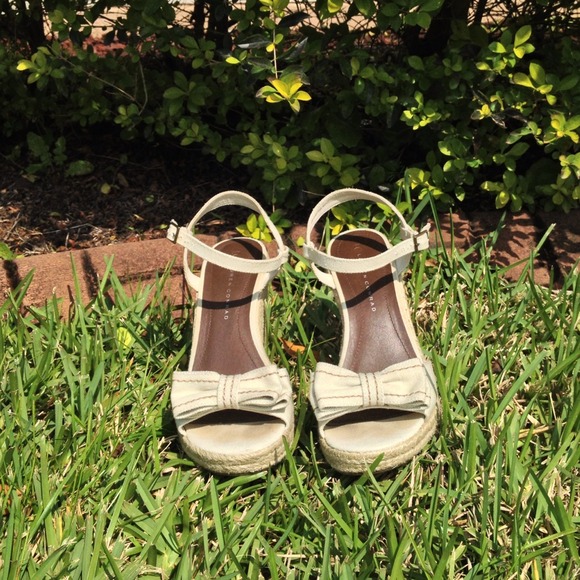 Tan braided rope wedges with a cute bow in front.