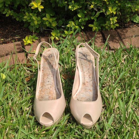 Gorgeous nude heels with a slight sparkle!