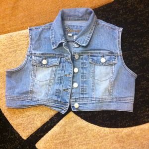 Cropped denim jacket
