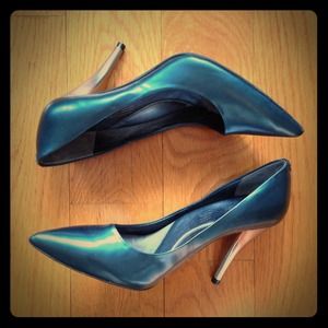 NEW Kenneth Cole 925 metallic teal, silver heels