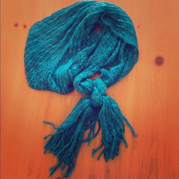 TRADED Terquoise knit scarf