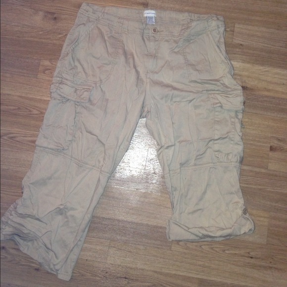 Kakhi Capris