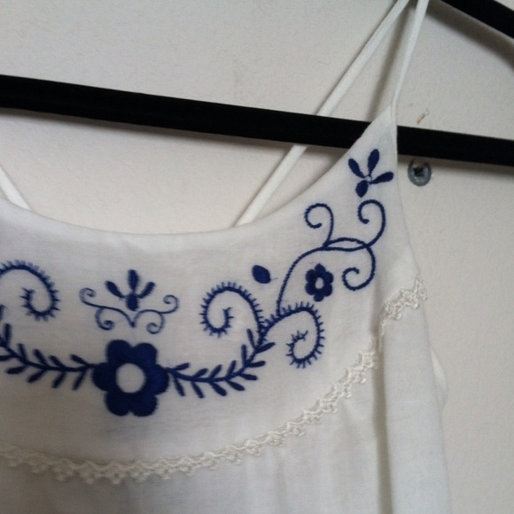 NWOT  Sheer embroidered - Picture 3 of 4