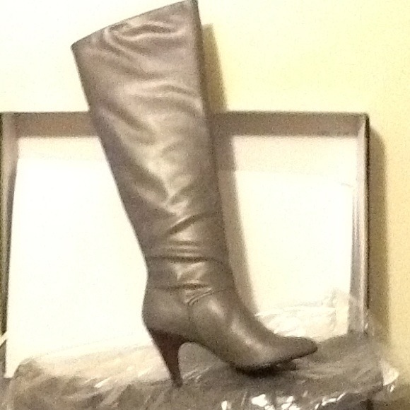 Brand new never worn grey boots