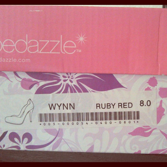 REDUCED Shoedazzle Wynn deVelle hot red pumps