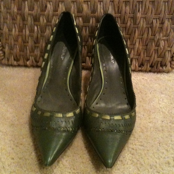 BCBG girls pointy pumps