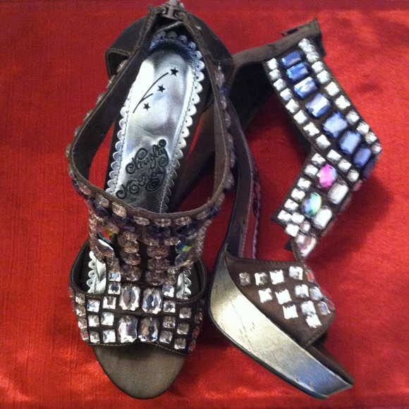 Cut out heels - Picture 2 of 3