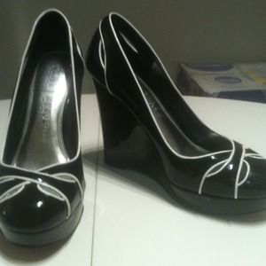Wht house blk market blk patent leather wedge 71/2