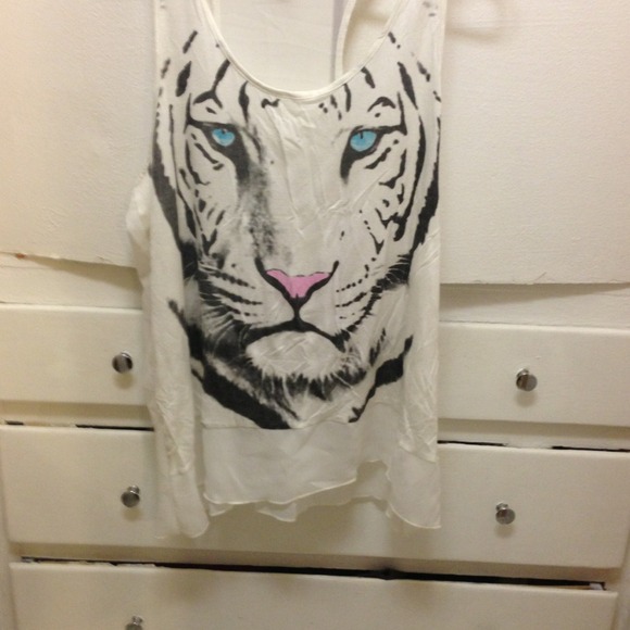 💥Reduced💥😺Edgy coolTop!!