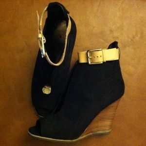 Black wedges