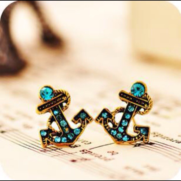 Anchor Studded earrings.