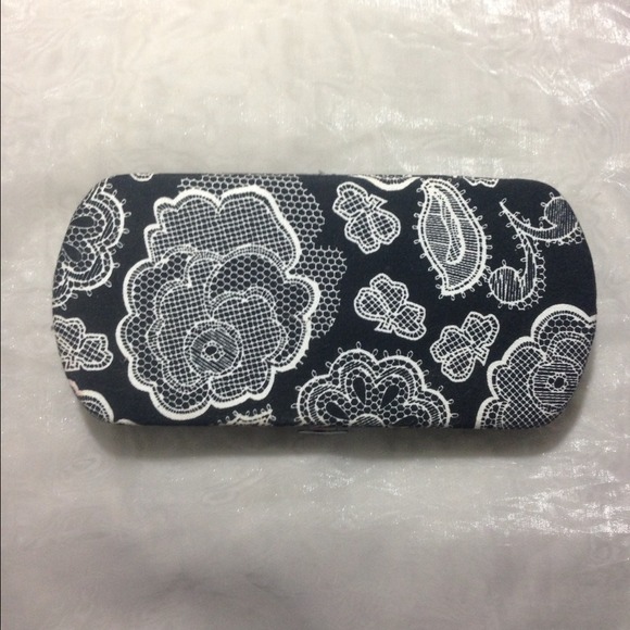 31 (thirty one) clutch or wallet