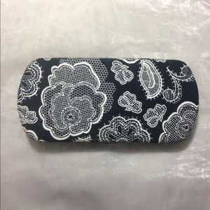 31 (thirty one) clutch or wallet