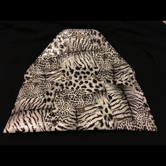 π’SOLDπ’ Oversized Zebra Print Clutch - Picture 2 of 3