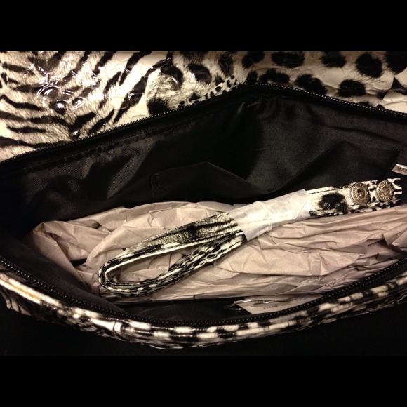 π’SOLDπ’ Oversized Zebra Print Clutch - Picture 3 of 3