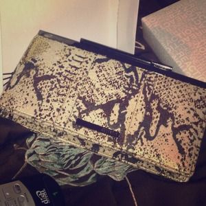 ❗REDUCED❗Kenneth Cole Reaction Clutch