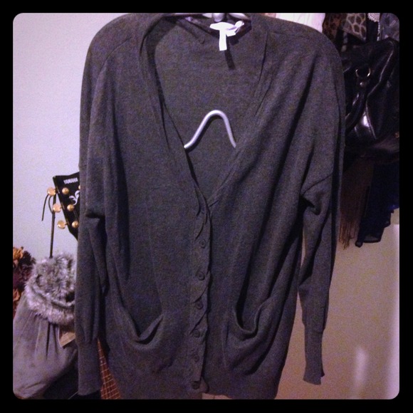 SOLD****😍BCBG Knitted Gray Over-sized
