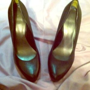 Black Nine West pumps.