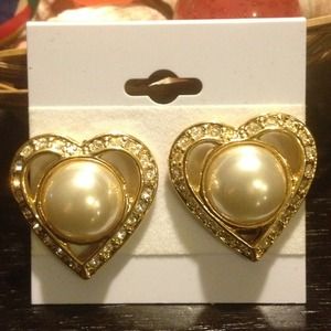 Vintage Jewelry - ❤Heart Gold Tone Earrings wit stone❤️ Vintage Jewelry - ❤Heart Gold Tone Earrings wit stone❤️
