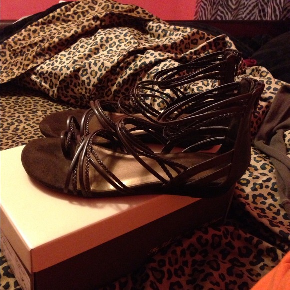 Shoes - Picture 3 of 4