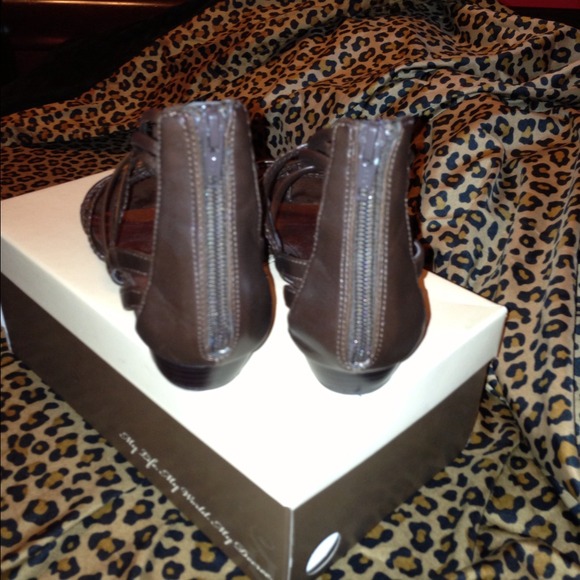 Shoes - Picture 4 of 4