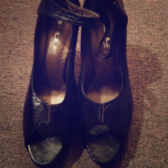 New Belle - distressed leather peep toes - Picture 1 of 3