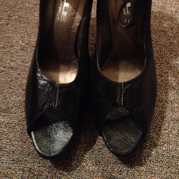 New Belle - distressed leather peep toes - Picture 2 of 3