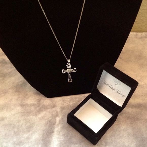 ❌SOLD❌.925 Sterling silver cross necklace