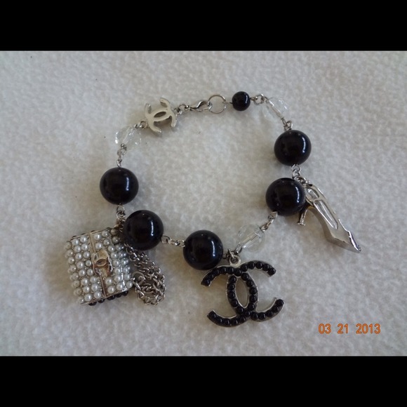charm bracelette.