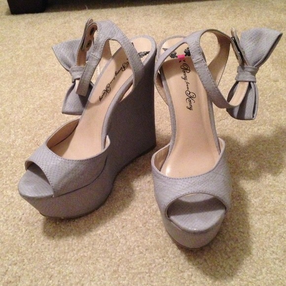 Lavender animal skin 6 in high bow wedges