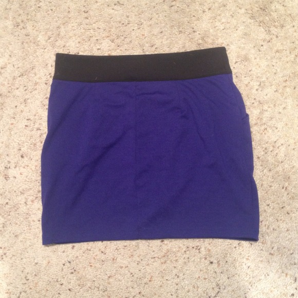 Black and blue skirt - Picture 2 of 2