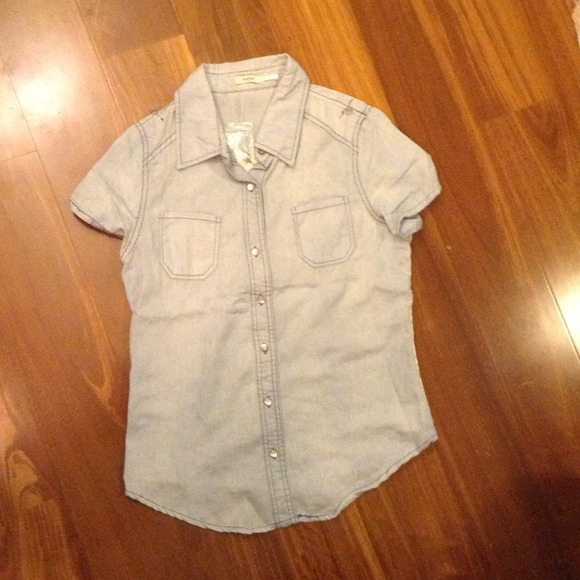Light wash button up 🚫SOLD
