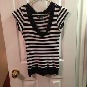 Sold in bundle! 💐💐 Black and white stripe top