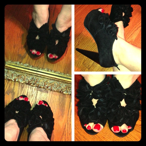Hot Black 5in. Ruffle Heels