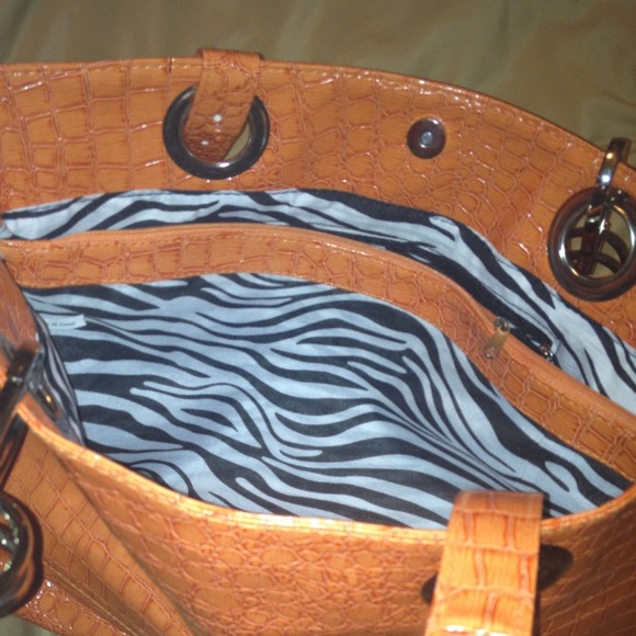 Orange Handbag👜 - Picture 3 of 4