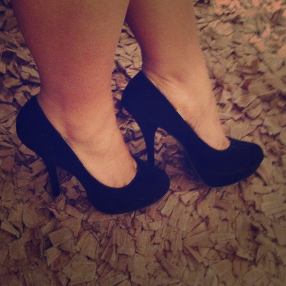 Black pumps